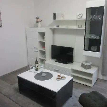 Ira - Prelijep Stan + Besplatni Parking *