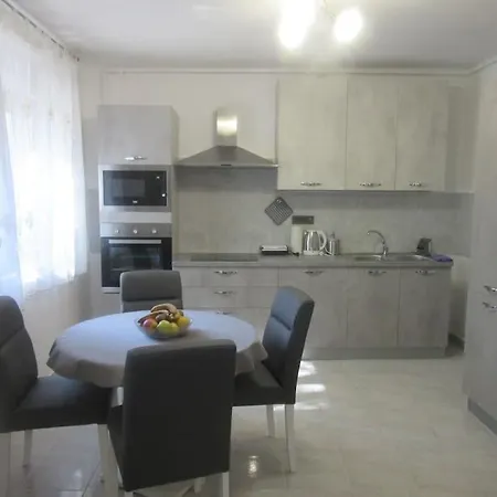 Apartman Ira - Prelijep Stan + Besplatni Parking Pula