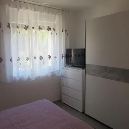 Ira - Prelijep Stan + Besplatni Parking * Pula