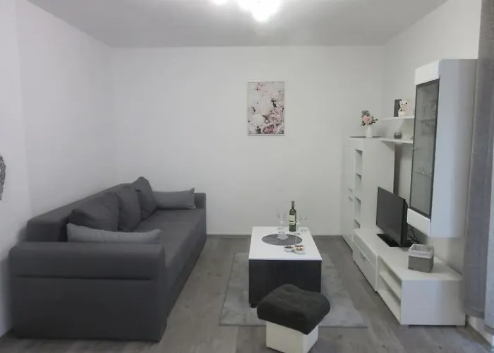 Ira - Prelijep Stan + Besplatni Parking Pula